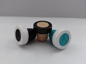 Plastic cork with synthetic